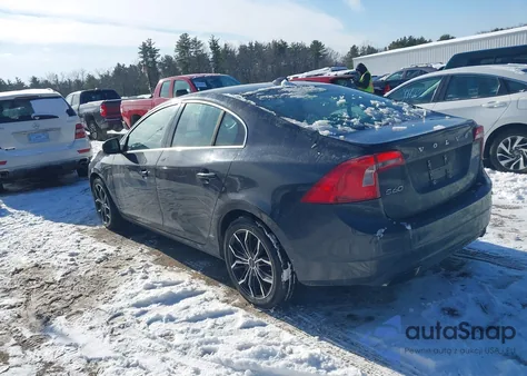 2015 Volvo S60 T5 Premier z USA, uszkodzony, nr VIN YV126MFK4F1337856